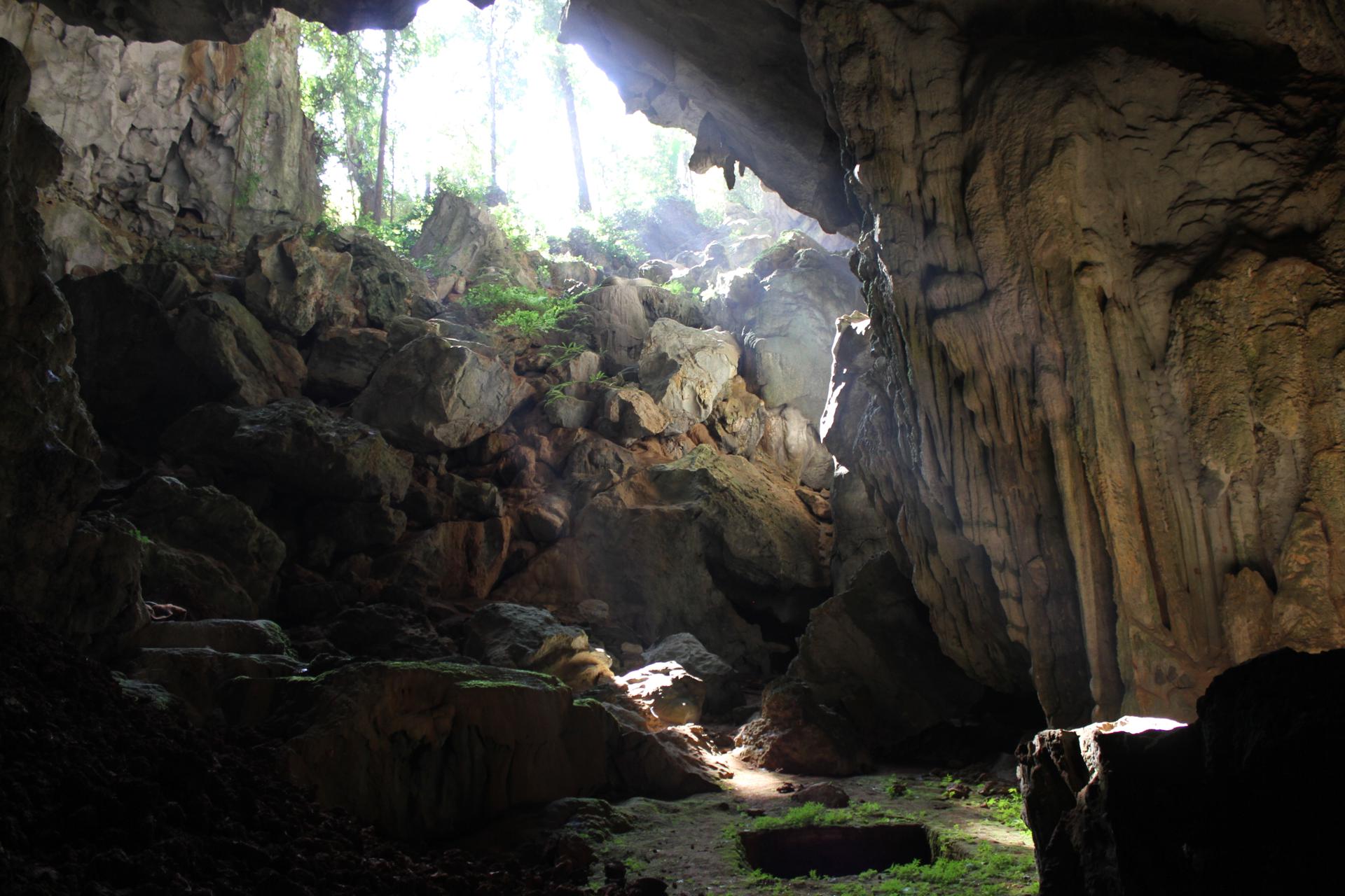 Entrada a la cueva de Tam Pà Ling vista desde el interior. El pozo de excavación se encuentra a la izquierda. Imagen cedida por Kira Westaway (Macquarie University) /SOLO USO EDITORIAL