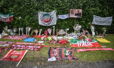 Flores y objetos de recuerdo que los seguidores de Berlusconi han depositado en la entrada de la Villa Martino de Arcore, a las afueras de Milán. EFE/EPA/MATTEO CORNER