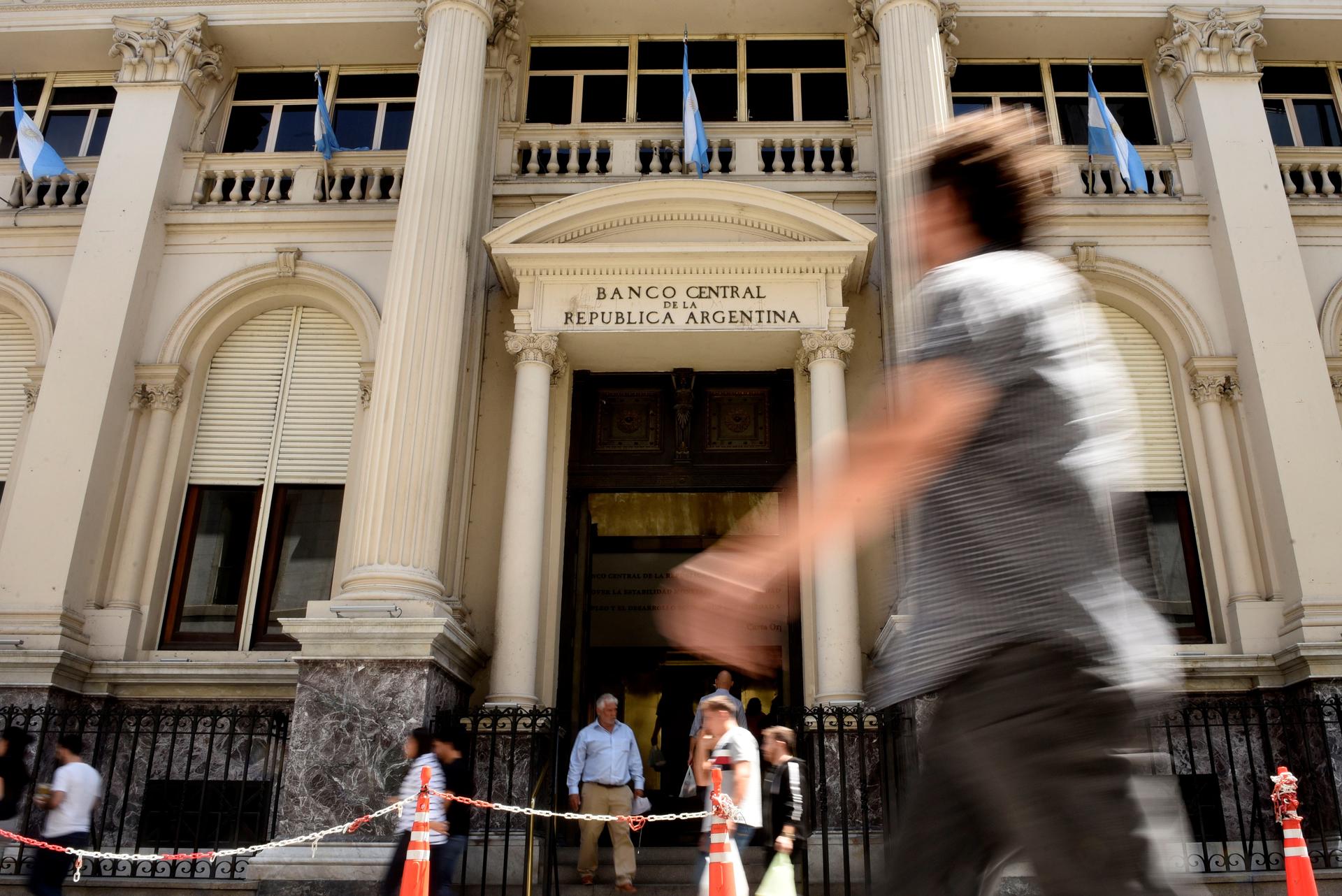 Vista general del frente de Banco Central de Argentina, en una fotografía de archivo. EFE/ Fabián Mattiazzi