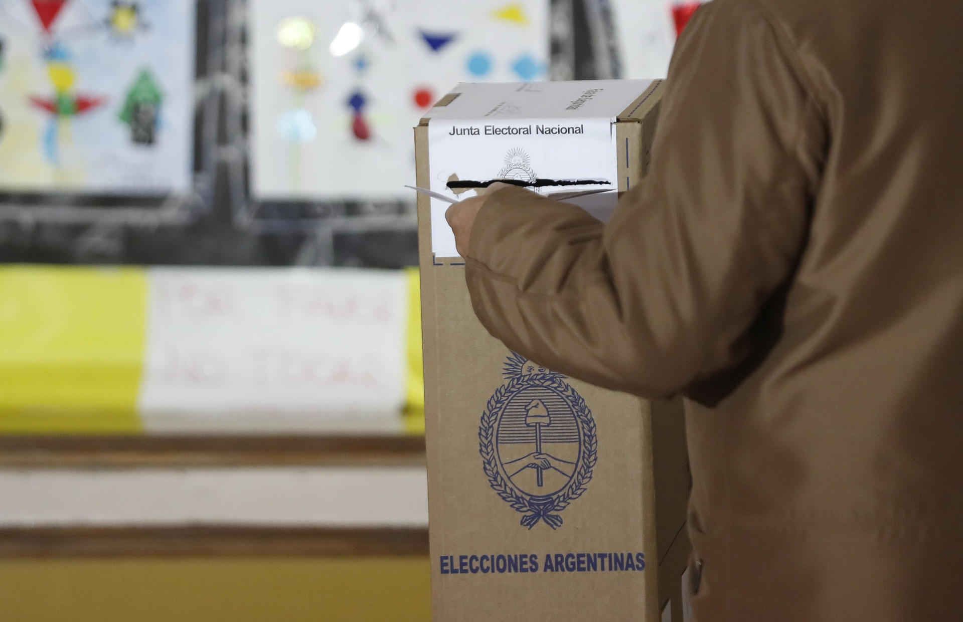Los colegios de votación cerrarán alrededor de las 18.00 horas (21.00 GMT) para iniciar el escrutinio. Fotografía de archivo. EFE/David Fernández