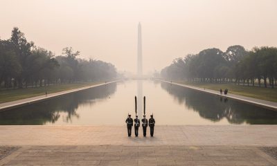 Miembros de la Infantería de Marina practican para un próximo desfile bajo un cielo nublado por los incendios forestales canadienses cerca del Monumento a Lincoln en Washington, este 8 de junio de 2023. EFE/EPA/Jim Lo Scalzo