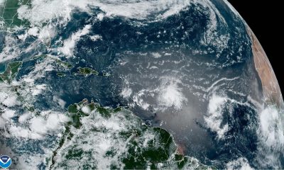Fotografía satelital cedida hoy por la Oficina Nacional de Administración Oceánica y Atmosférica (NOAA) donde se muestra la localización de la tormenta tropical Bret (centro) en el Atlántico. EFE/NOAA /SOLO USO EDITORIAL/NO VENTAS/SOLO DISPONIBLE PARA ILUSTRAR LA NOTICIA QUE ACOMPAÑA/CRÉDITO OBLIGATORIO