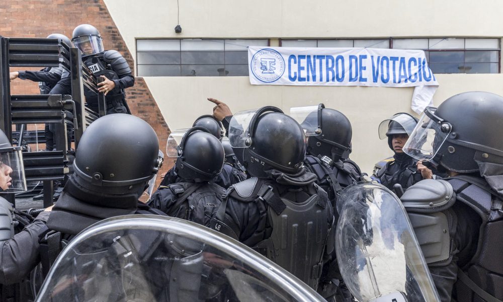 Policías acordonan el centro de votación de San José del Golfo, en el departamento de Guatemala (Guatemala), el pasado 25 de junio de 2023. EFE/Esteban Biba
