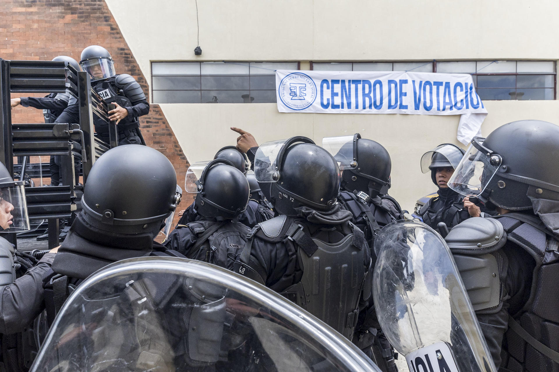 Policías acordonan el centro de votación de San José del Golfo, en el departamento de Guatemala (Guatemala), el pasado 25 de junio de 2023. EFE/Esteban Biba