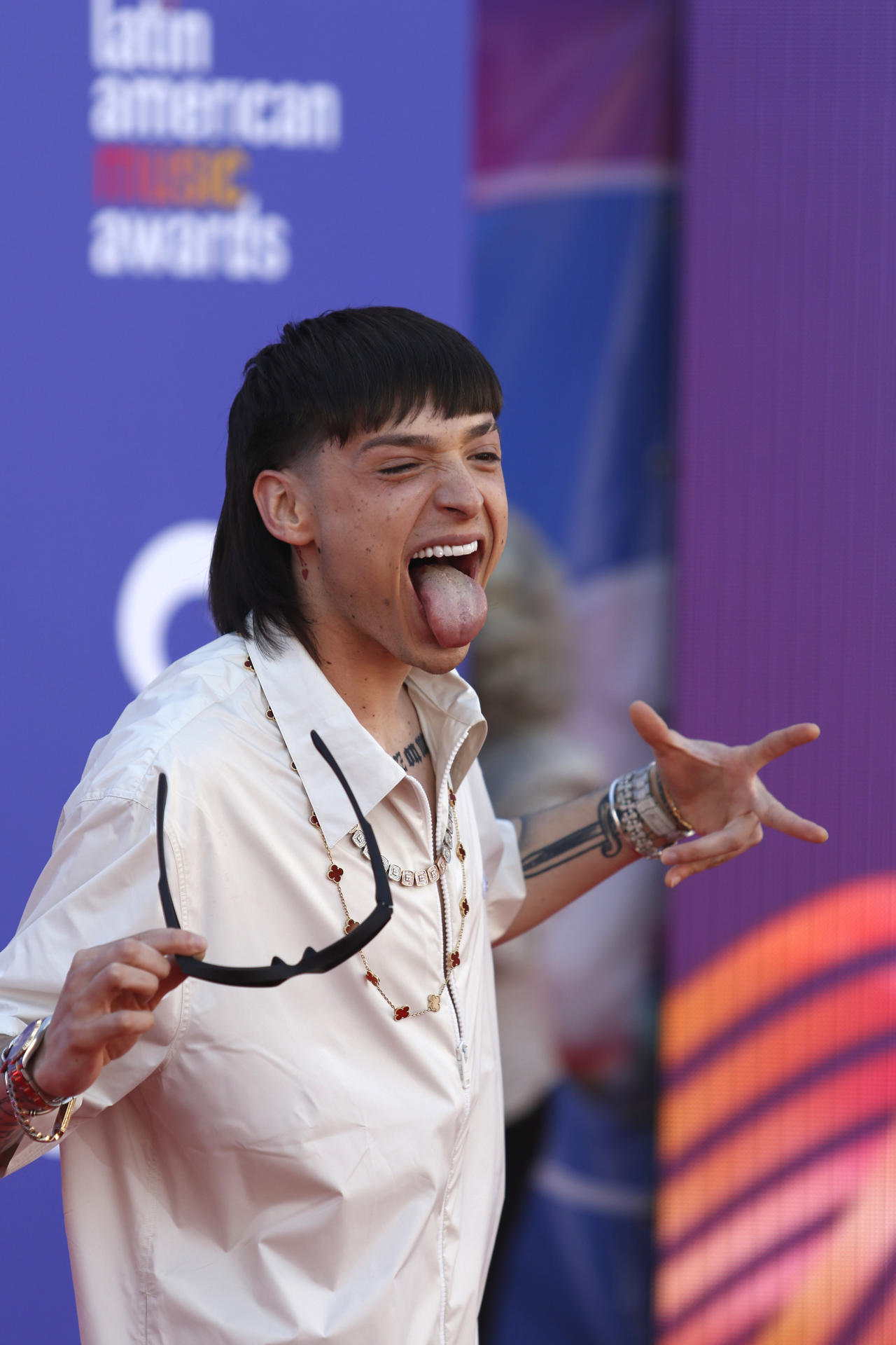 El cantante mexicano Peso Pluma posa en la alfombra roja de los Latin American Music Awards (Latin AMAs) hoy, en el MGM Grand Garden Arena en Las Vegas, Nevada (EE.UU.). EFE/Ronda Churchill