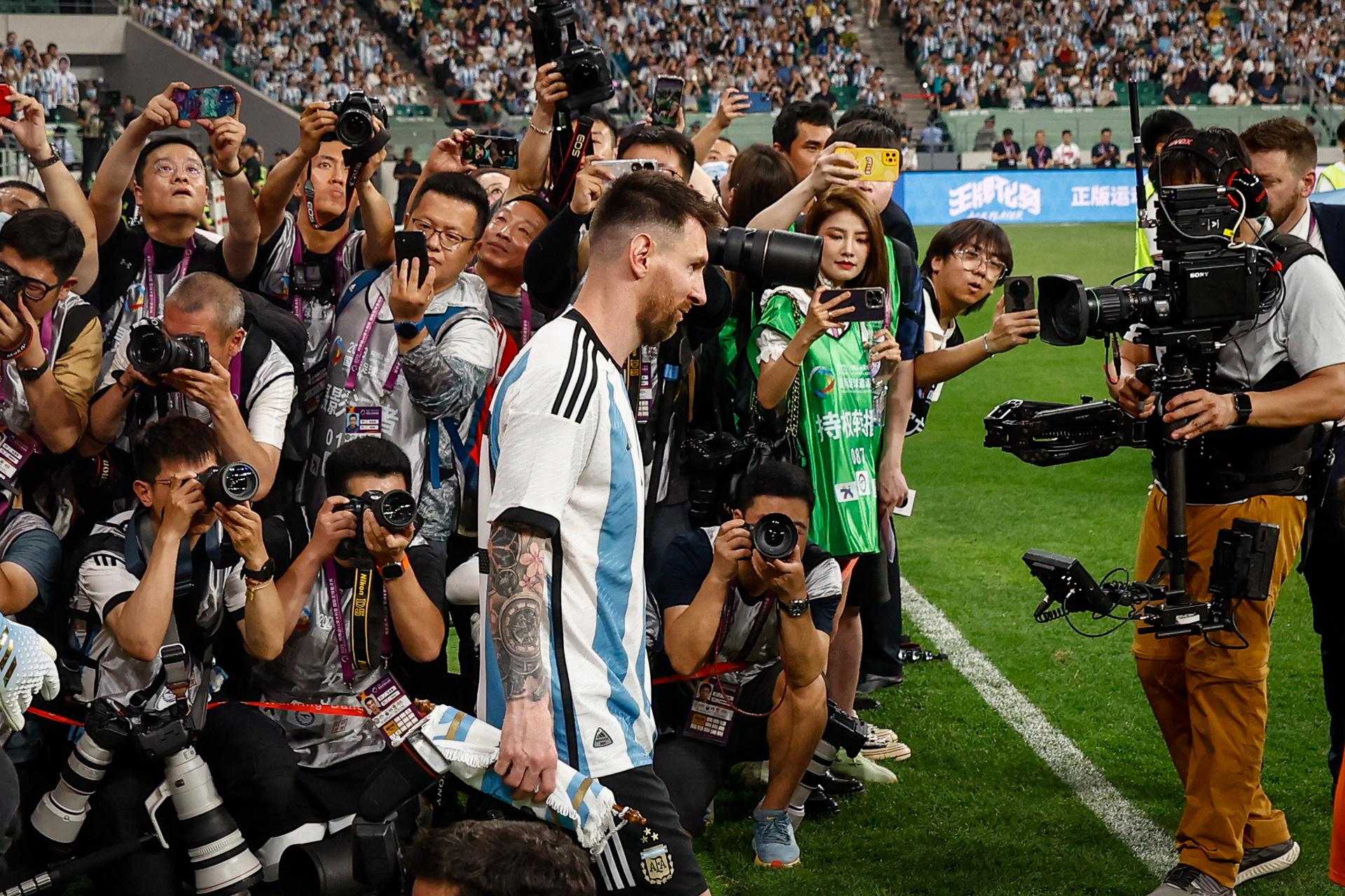 Lionel Messi rodeado de fotógrafos en Pekín. EFE/EPA/MARK CRISTINO