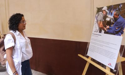 Personas visitan la exposición Rompiendo el silencio: retratos de sobrevivientes en la ciudad de Tapachula en el estado de Chiapas (México). EFE/Juan Manuel Blanco