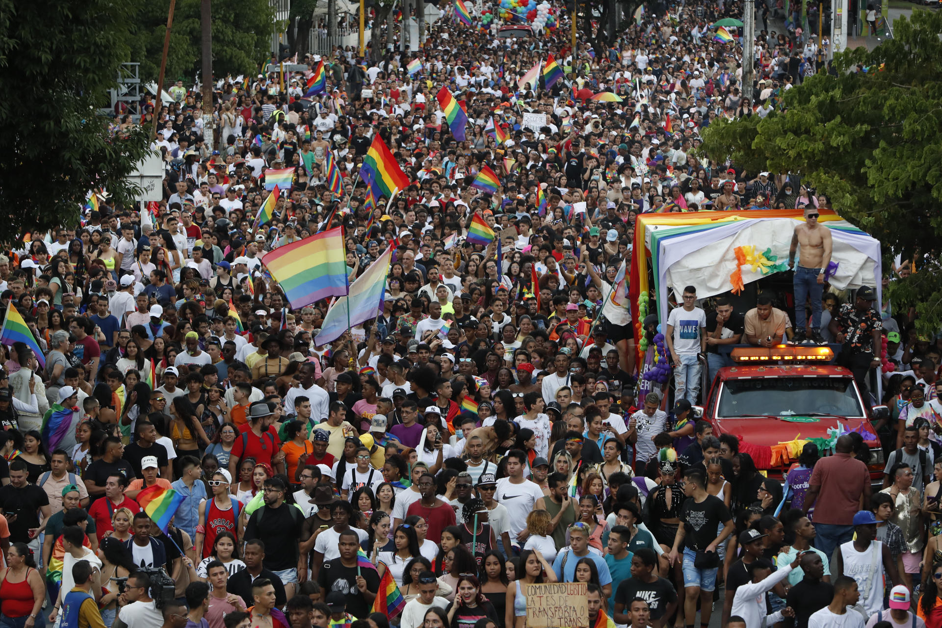 Cientos de personas participan de la marcha del Orgullo LGBTIQ+, en Cali (Colombia), en una fotografía de archivo. EFE/Ernesto Guzmán