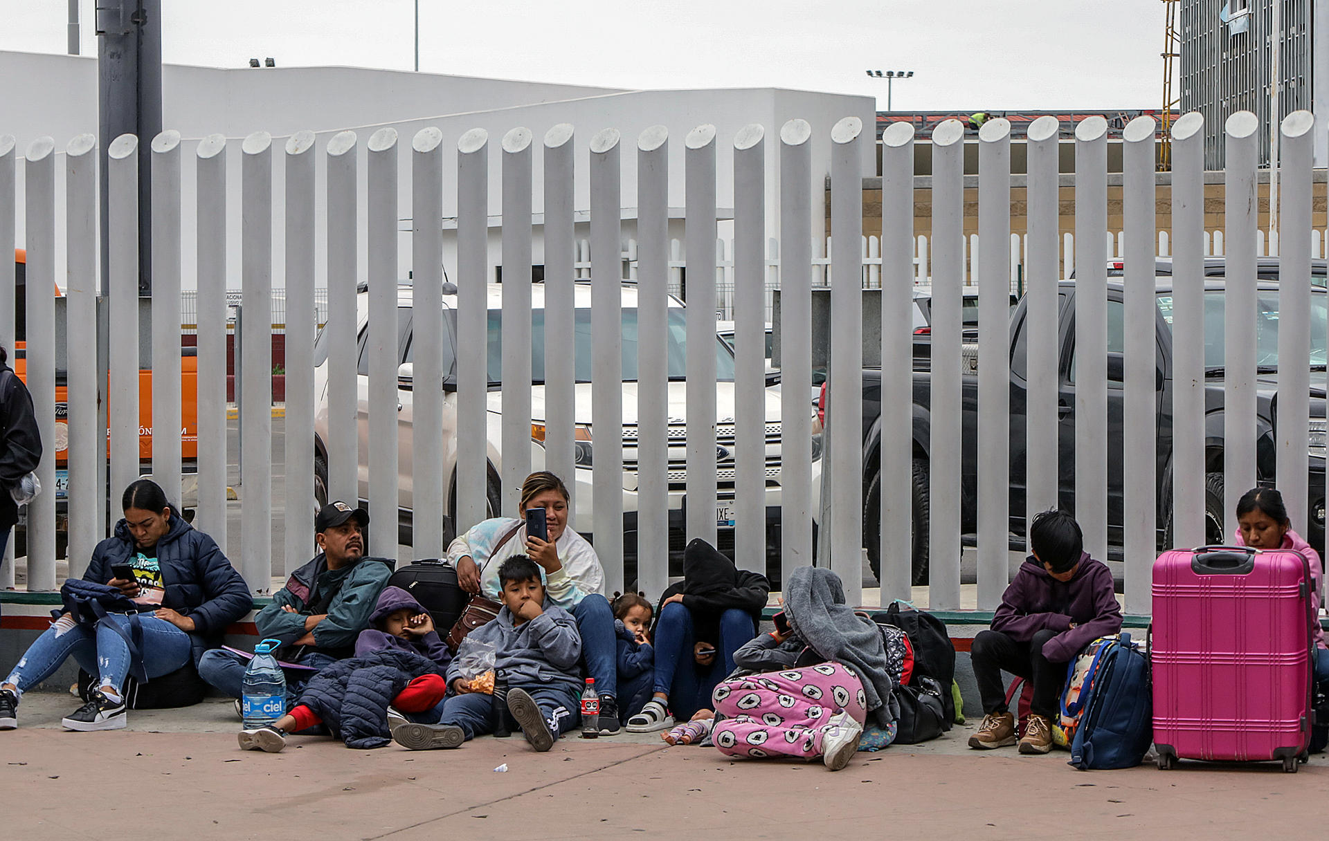 Migrantes esperan afuera de la garita internacional del Chaparral, el 10 de junio de 2023, en la ciudad fronteriza de Tijuana (México). EFE/Joebeth Terríquez