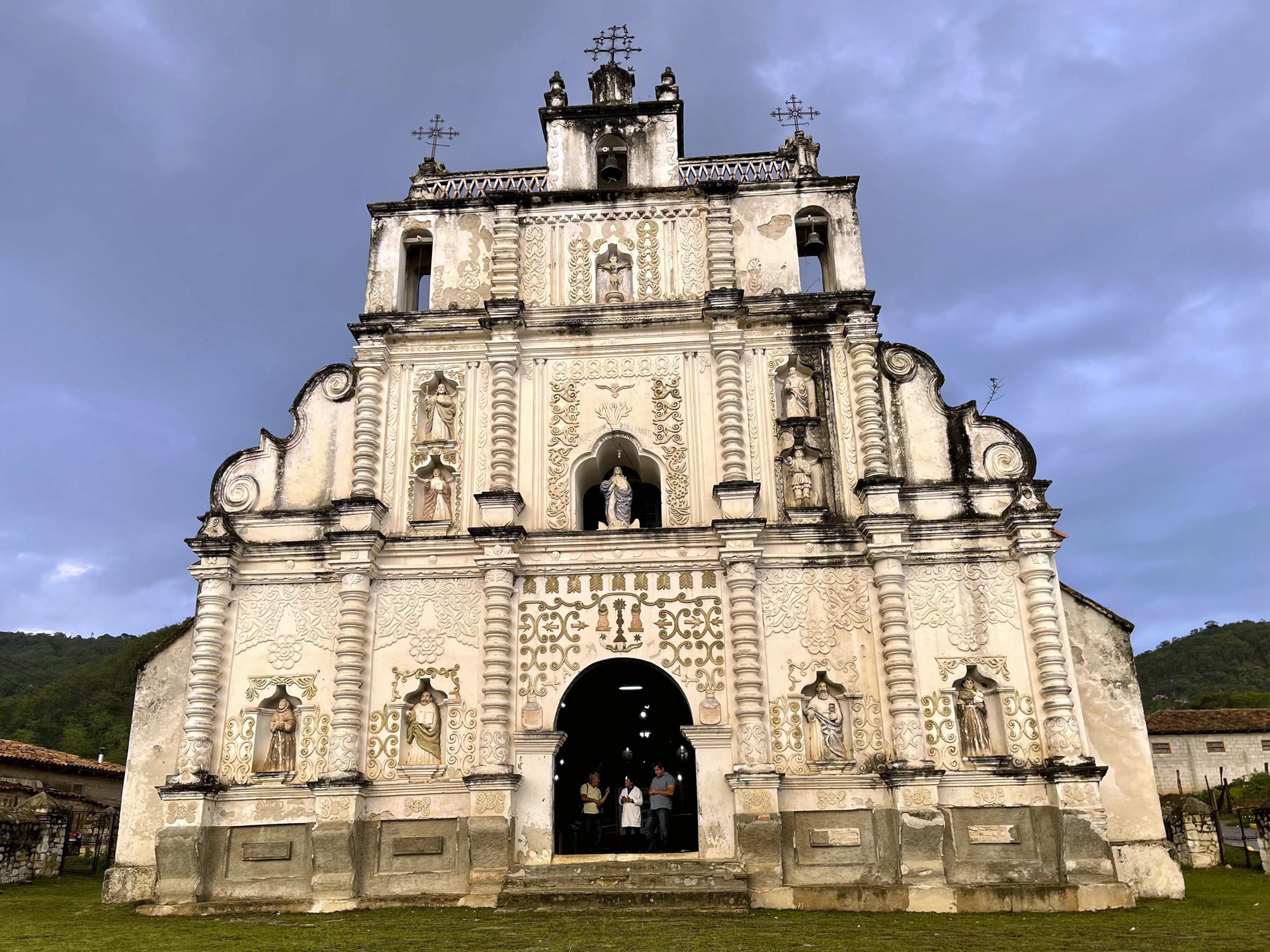 Fotografía de la iglesia de San Manuel de Colohete, el 7 de junio de 2023, en el departamento de Lempira (Honduras). EFE/Germán Reyes
