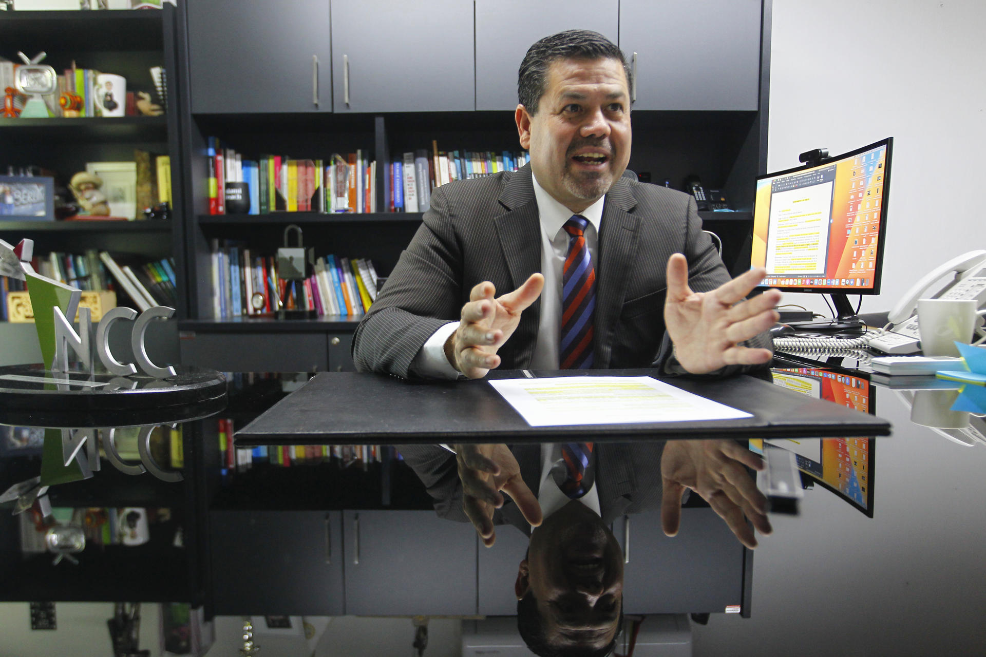 El presidente de ATEI y director del Canal 44 en Jalisco, Gabriel Torres, habla durante una entrevista con EFE, el 10 de junio de 2023, en la ciudad de Guadalajara (México). EFE/ Francisco Guasco