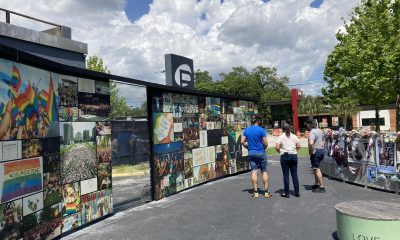Personas observan una instalación de fotos para honrar a las 49 víctimas de la masacre ocurrida en el lugar donde estuvo el club nocturno Pulse en Orlando, Florida (EE. UU). Imagen de archivo. EFE/Ivonne Malaver