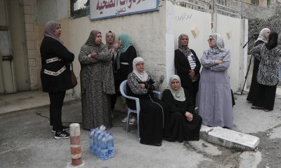 Mujeres palestinas junto a la casa destruida mediante voladura en Cisjordania ocupada por tropas israelíes esta madrugada y que desencadenó enfrentamientos en Ramala en los que seis palestinos resultaron heridos, uno de ellos un periodista por un disparo en la cabeza.
EFE/EPA/ATEF SAFADI