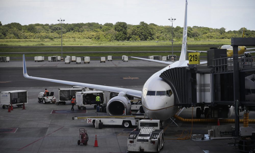 Vista de un avión de Copa durante la inauguración de la nueva ruta desde Panamá hacia Manta (Ecuador), en el aeropuerto internacional de Tocumen en ciudad de Panamá (Panamá). EFE/Bienvenido Velasco