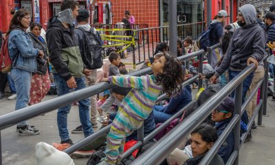 Migrantes de diferentes nacionalidades, descansan en la entrada de la garita peatonal de San Ysidro para solicitar asilo a las autoridades estadounidenses, en Tijuana (México). EFE/Joebeth Terríquez