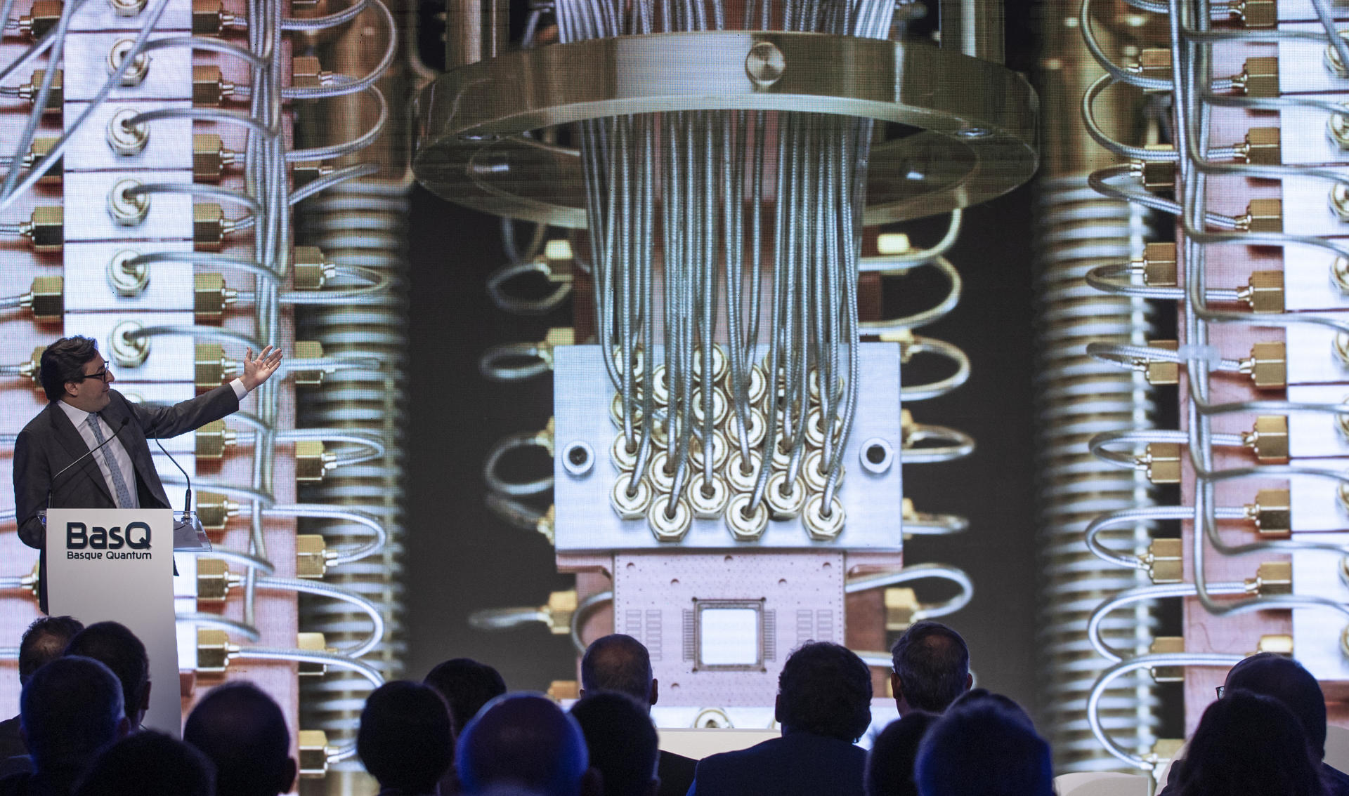 En la imagen de archivo, el vicepresidente de IBM y director de la división de investigación, Darío Gil, presenta en San Sebastián (España) el acuerdo para instalar un centro de computación cuántica, que albergará el sexto ordenador IBM Quantum System One del mundo. EFE/Javier Etxezarreta
