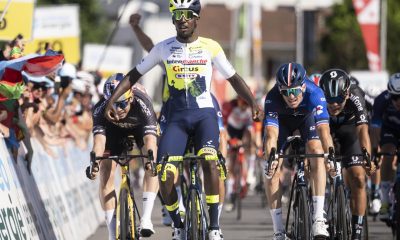 El eritreo Biniam Girmay gana la segunda etapa de la Vuelta a Suiza. EFE/EPA/GIAN EHRENZELLER