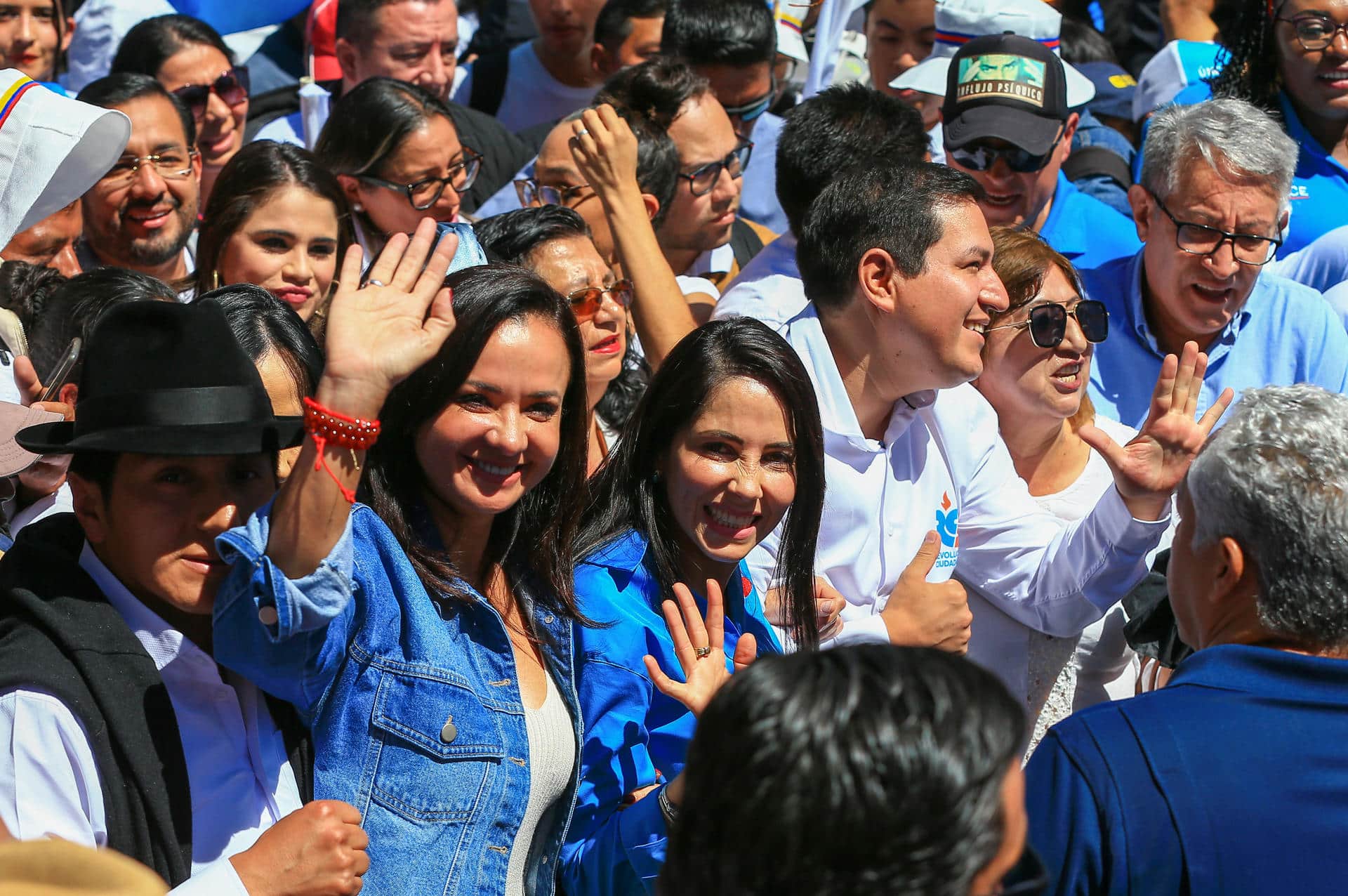 La candidata a la presidencia Luisa González (c) junto a Andrés Arauz (d) y la prefecta del Guayas Marcela Aguiñaga (i) llegan este 13 de junio de 2023, a inscribir su candidatura a la presidencia de Ecuador a realizarse el próximo 20 de agosto, en Quito (Ecuador). EFE/José Jácome