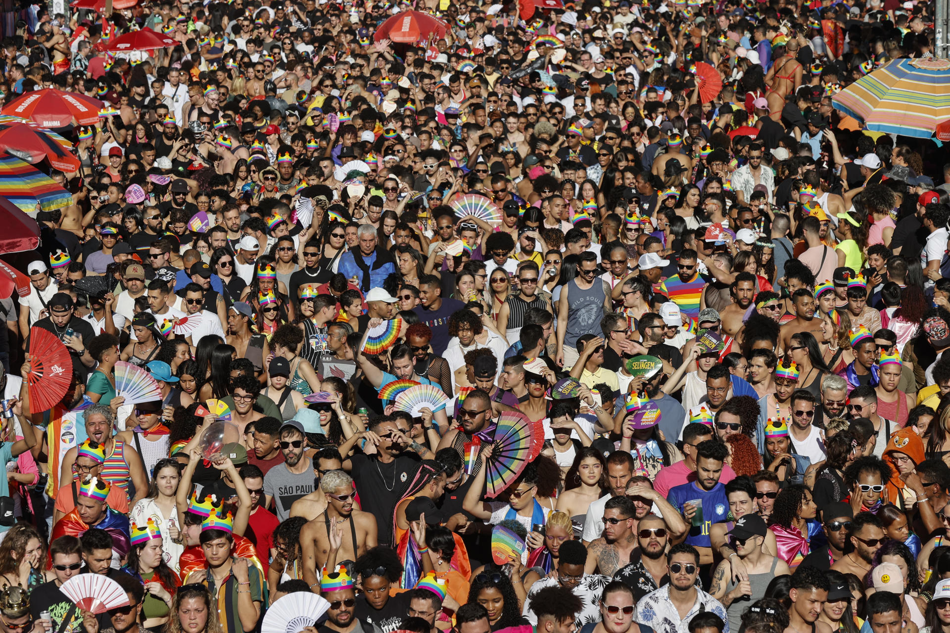 Personas participan hoy, en la 27 edición de la Marcha del Orgullo Gay 2023 en la avenida Paulista en Sao Paulo (Brasil). EFE/ Sebastiao Moreira