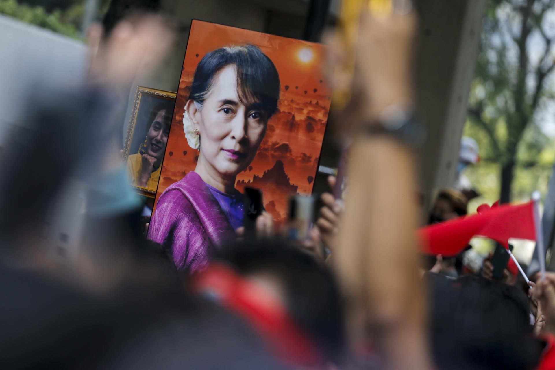 Foto de archivo con una manifestación pro democracia en Myanmar. EFE/EPA/DIEGO AZUBEL