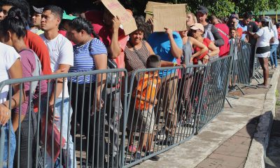 Migrantes hacen fila en busca regularizar documentos migratorios, el 27 de julio de 2023, en Tapachula, Chiapas (México). EFE/Juan Manuel Blanco
