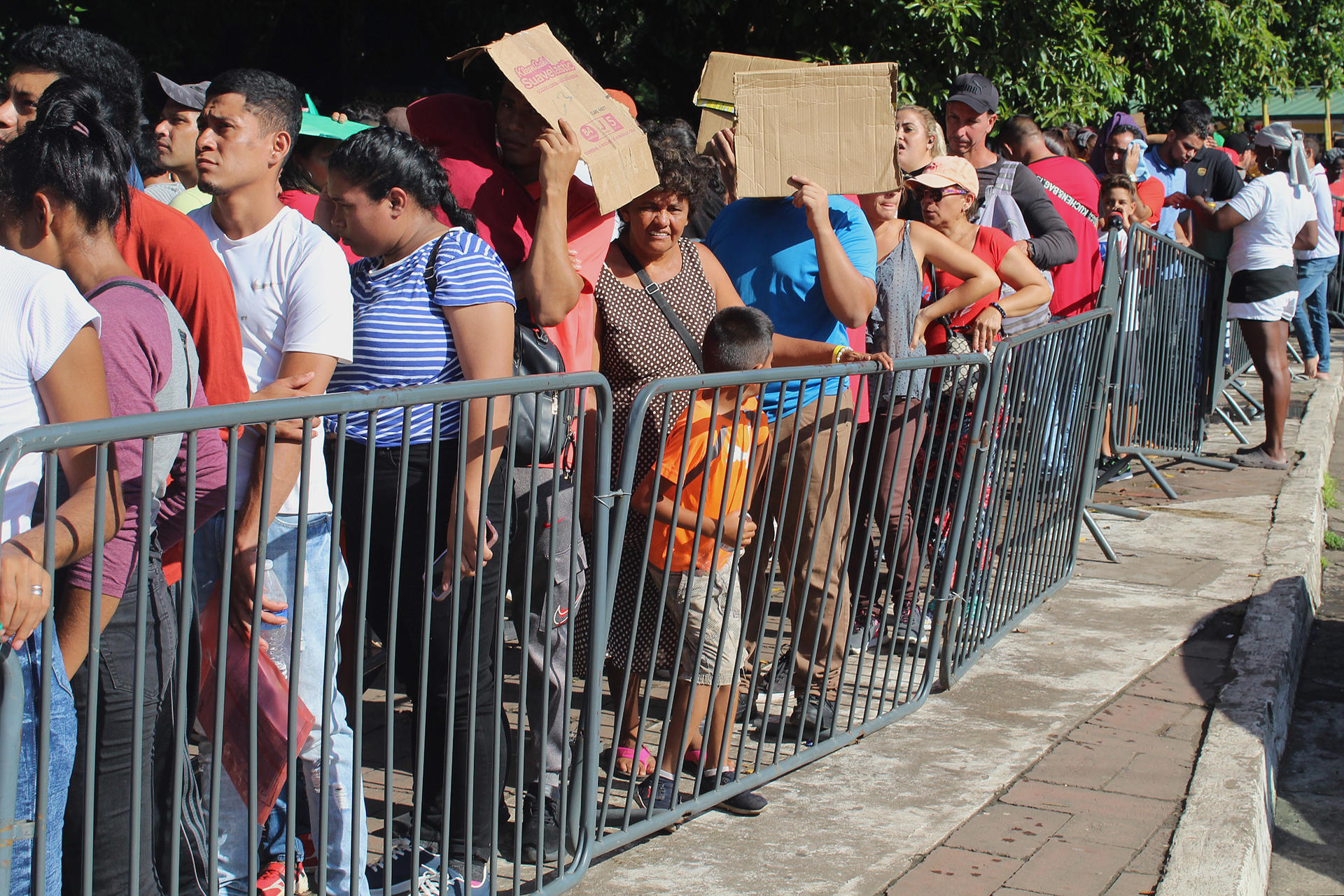Migrantes hacen fila en busca regularizar documentos migratorios, el 27 de julio de 2023, en Tapachula, Chiapas (México). EFE/Juan Manuel Blanco