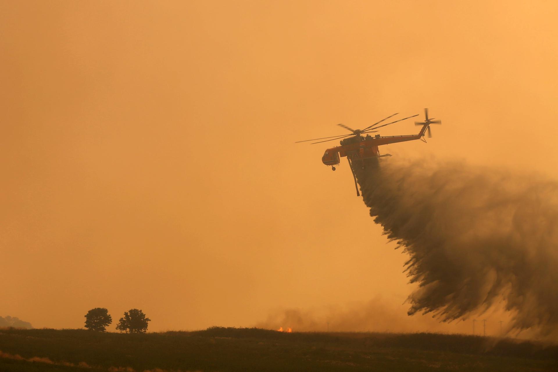 A firefighting helicopter drops water to extinguish industrial area zone of Alexandroupolis, Thrace, northern Greece, 21 August 2023. EFE/EPA/DIMITRIS ALEXOUDIS/Archivo