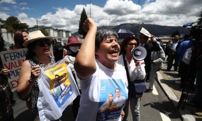 Simpatizantes del asesinado candidato presidencial Fernando Villavicencio se congregan hoy frente a la funeraria en la que se realiza su velatorio, en Quito (Ecuador). EFE/ José Jácome
