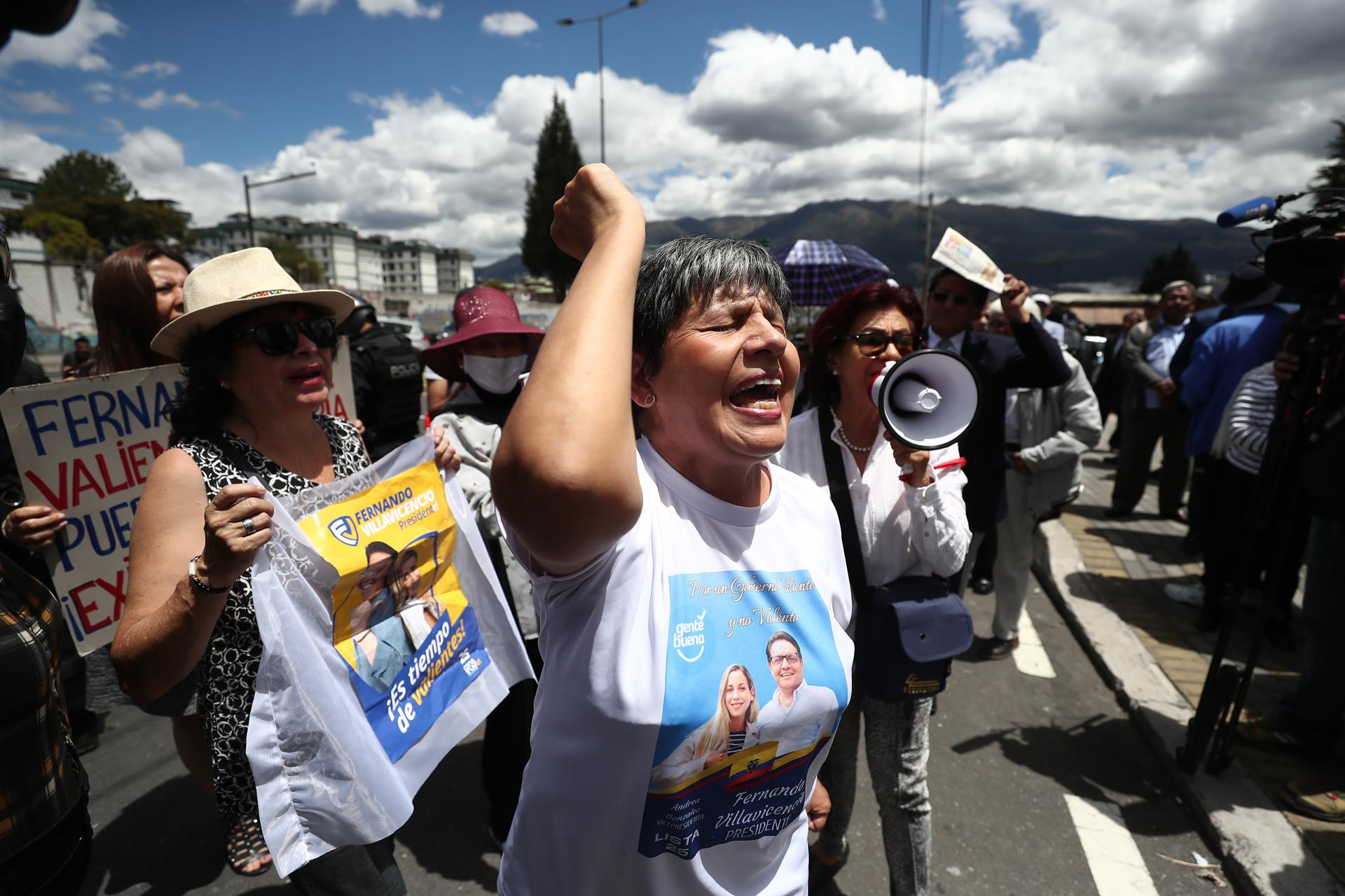 Simpatizantes del asesinado candidato presidencial Fernando Villavicencio se congregan hoy frente a la funeraria en la que se realiza su velatorio, en Quito (Ecuador). EFE/ José Jácome
