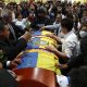 Varias personas rodean el féretro del candidato Fernando Villavicencio en un recinto ferial al que fue llevado para un velatorio público, hoy, en Quito (Ecuador). EFE/José Jácome