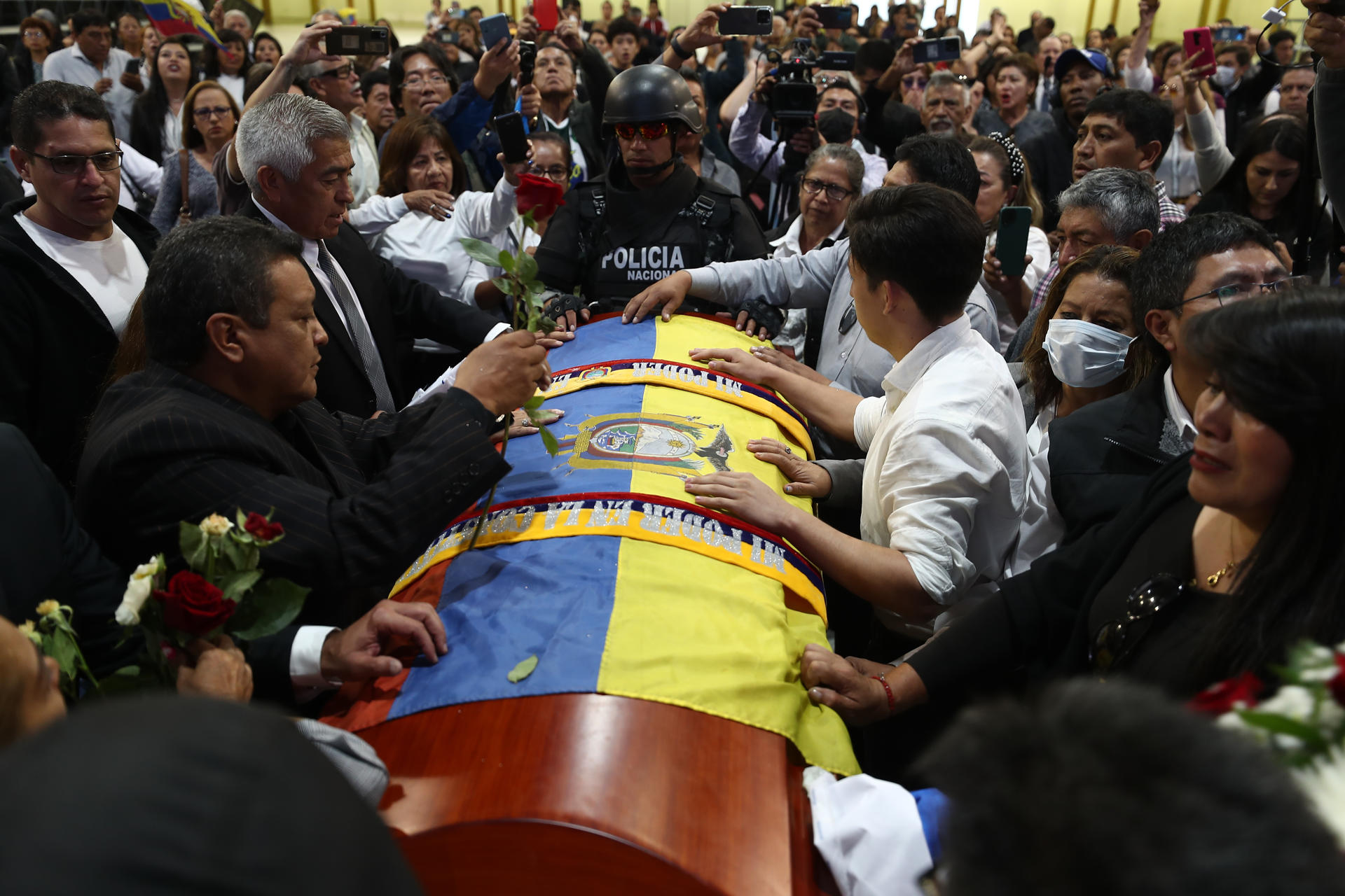 Varias personas rodean el féretro del candidato Fernando Villavicencio en un recinto ferial al que fue llevado para un velatorio público, hoy, en Quito (Ecuador). EFE/José Jácome