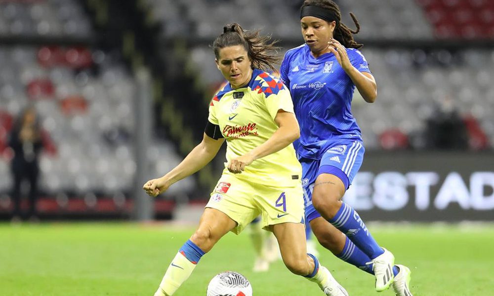 Fotografía de archivo de Andrea Pereira (i) del América disputando el balón con Mía Fishel de Tigres UANL. EFE/Sáshenka Gutiérrez