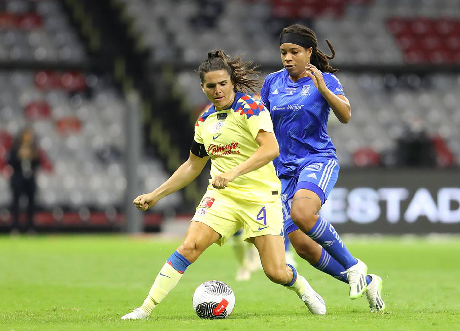 Fotografía de archivo de Andrea Pereira (i) del América disputando el balón con Mía Fishel de Tigres UANL. EFE/Sáshenka Gutiérrez