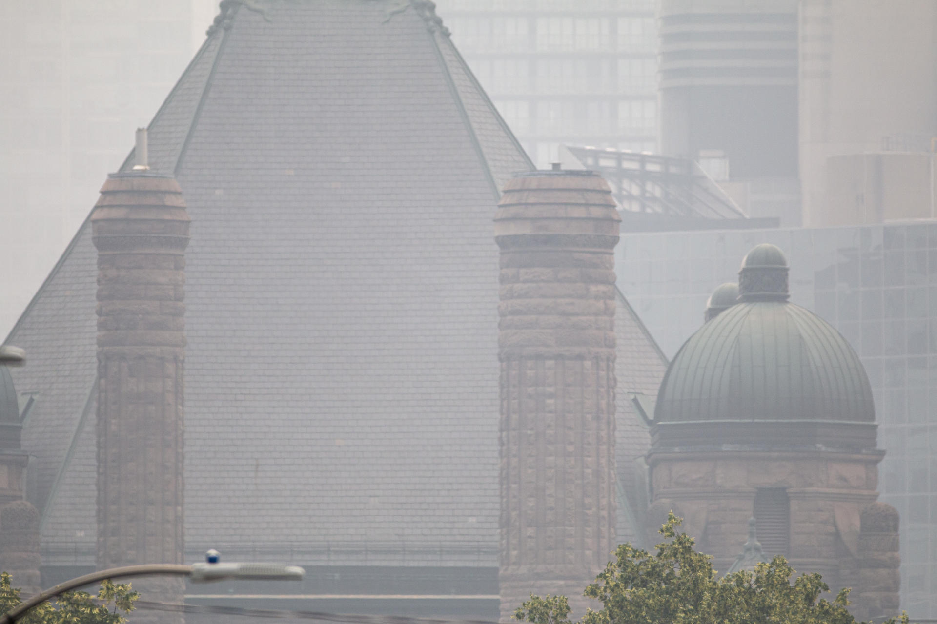 Fotografía de un edificio envuelto en humo de los incendios forestales de la provincia de Quebec, desde una calle en el centro de la ciudad de Toronto (Canadá). Imagen de archivo. EFE/Julio César Rivas