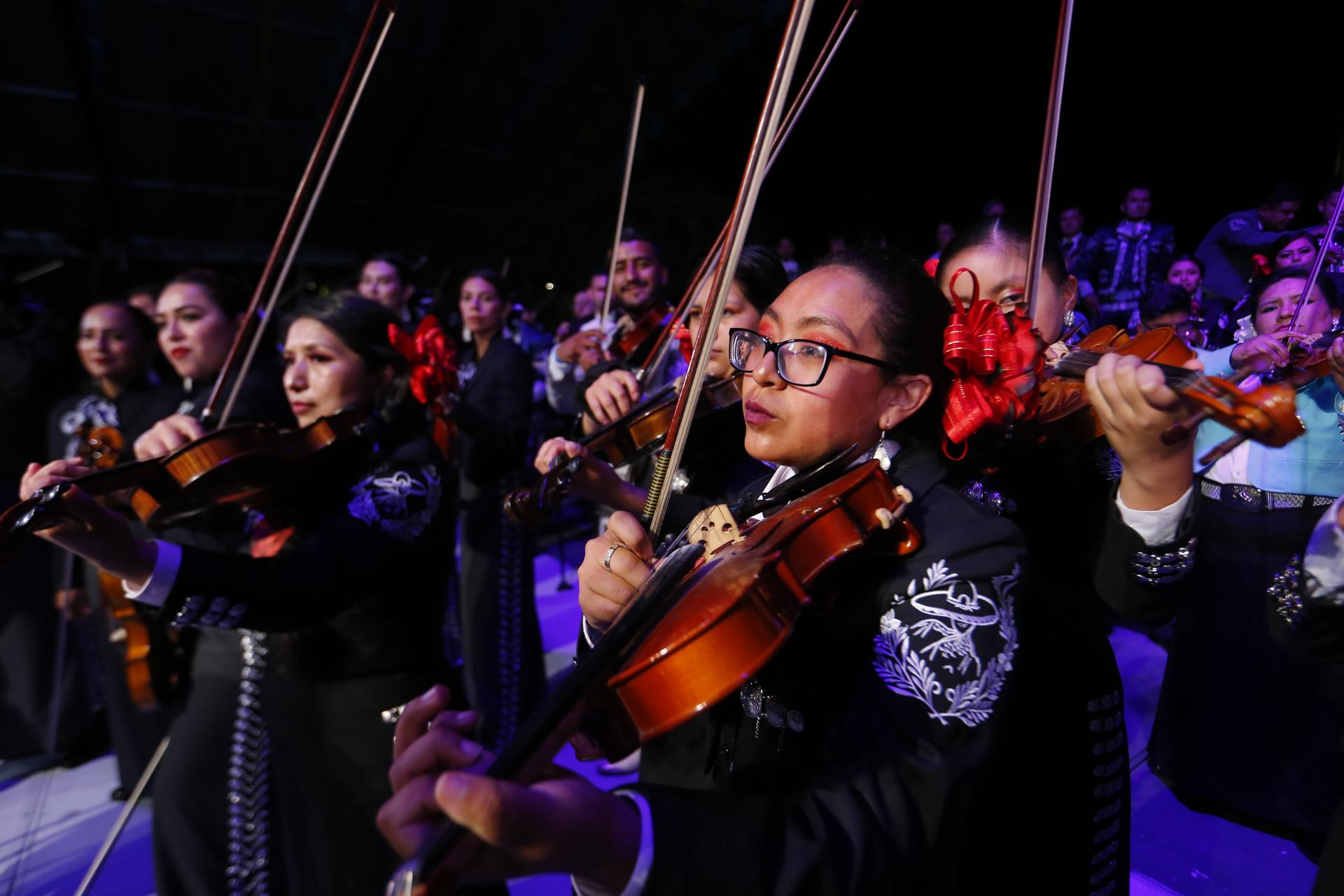 Un grupo de 200 mariachis interpretan canciones representativas del genero ranchero y bolero hoy durante el 30 Encuentro Internacional del Mariachi y la Charrería celebrado en el centro histórico de Guadalajara, Jalisco (México). EFE/ Francisco Guasco