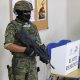 Militares brindan seguridad a los ciudadanos en sus centros de votación durante la jornada de elecciones generales, hoy, en Guayaquil (Ecuador). EFE/Mauricio Dueñas Castañeda
