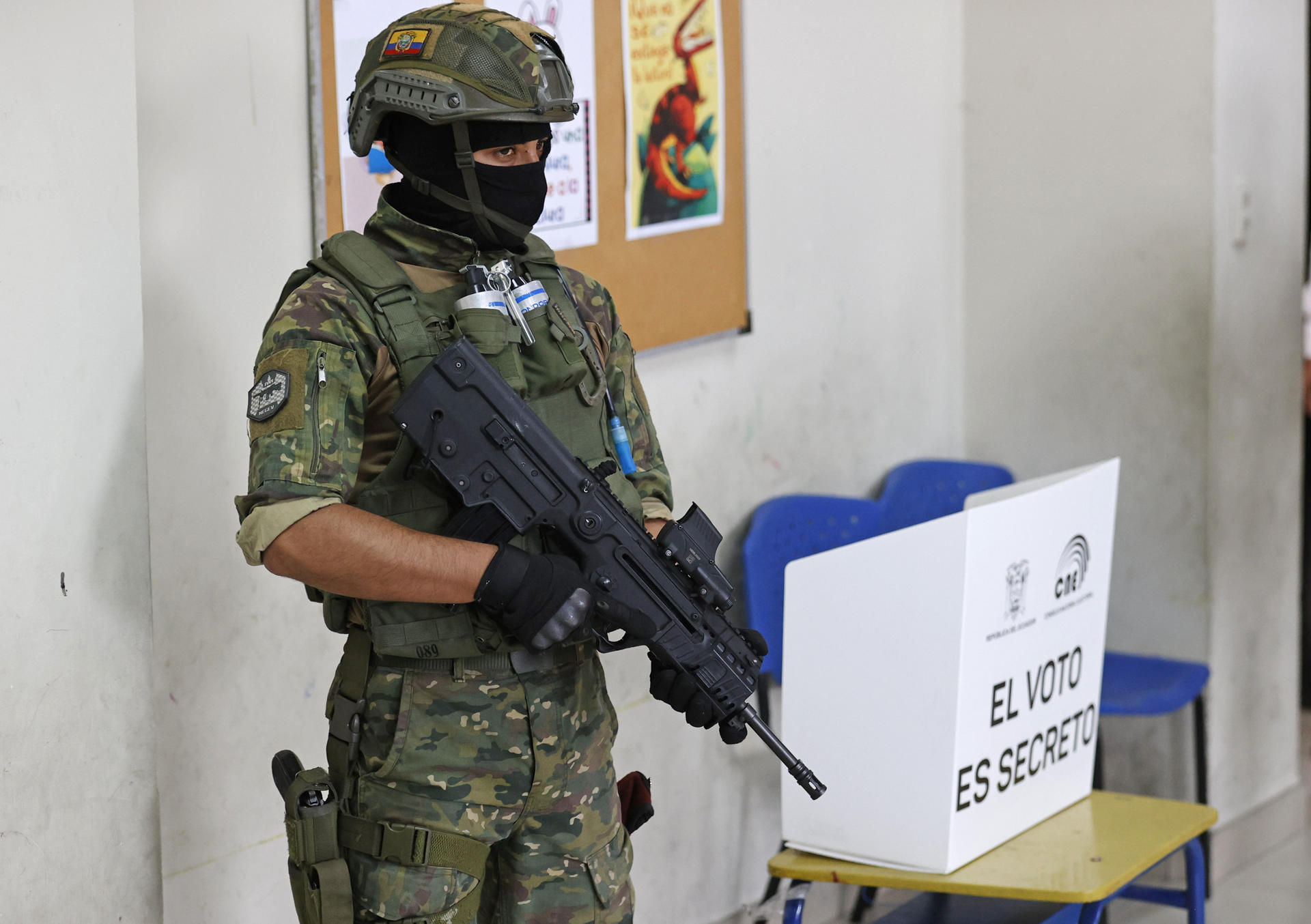 Militares brindan seguridad a los ciudadanos en sus centros de votación durante la jornada de elecciones generales, hoy, en Guayaquil (Ecuador). EFE/Mauricio Dueñas Castañeda