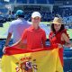 Patricia Ortiz y John Torrant posan con una bandera española antes del inicio de la final del Masters 1.000 de Cincinnati hoy, en Mason, Cincinnati, estado de Ohio (EE.UU.). EFE/Andrea Montolivo