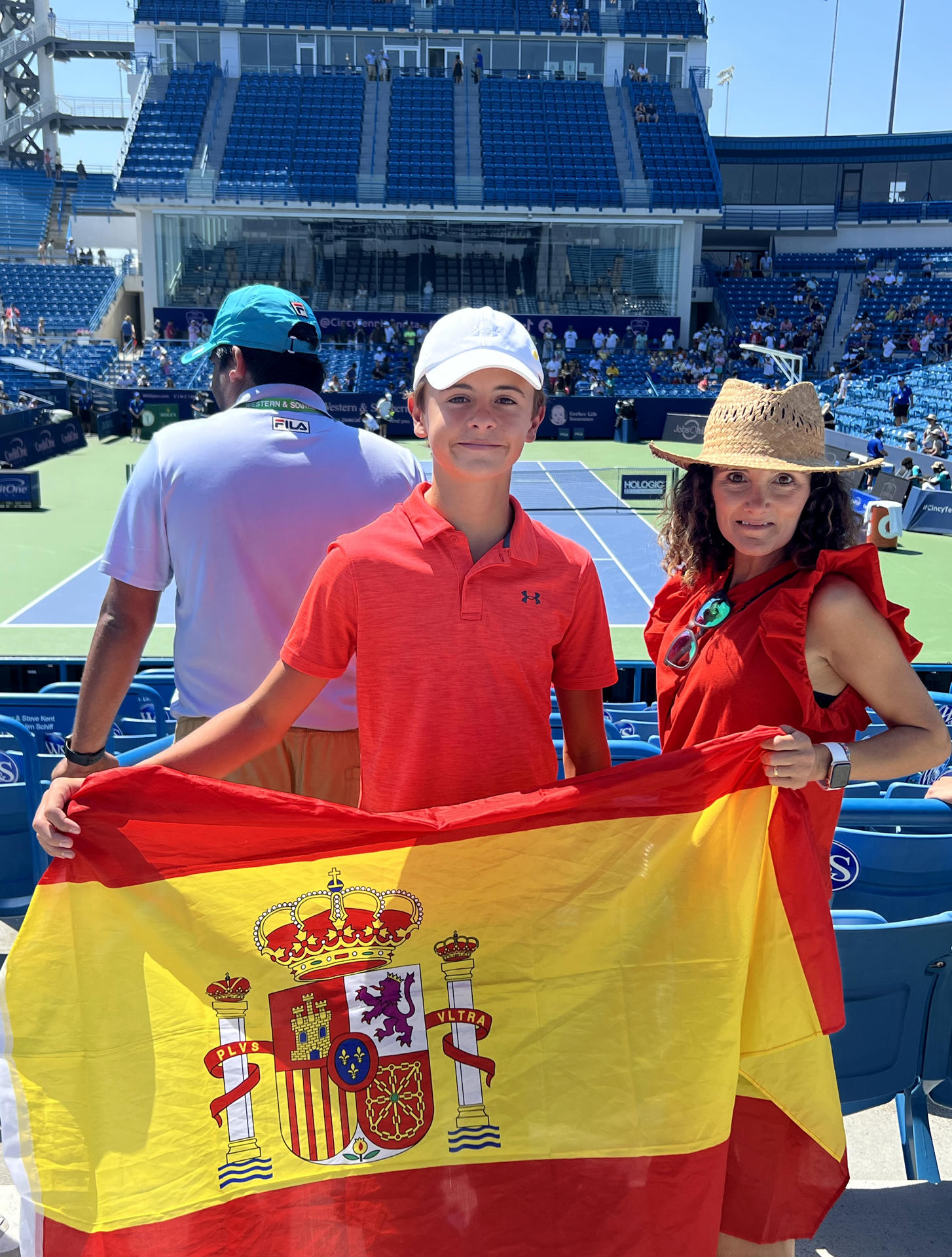 Patricia Ortiz y John Torrant posan con una bandera española antes del inicio de la final del Masters 1.000 de Cincinnati hoy, en Mason, Cincinnati, estado de Ohio (EE.UU.). EFE/Andrea Montolivo
