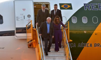 El presidente de Brasil, Luiz Inácio Lula da Silva, acompañado por su esposa, Rosângela da Silva, llega al Aeropuerto Internacional Silvio Pettirossi, de la ciudad de Luque -vecina a Asunción- (Paraguay).  EFE/ Daniel Piris