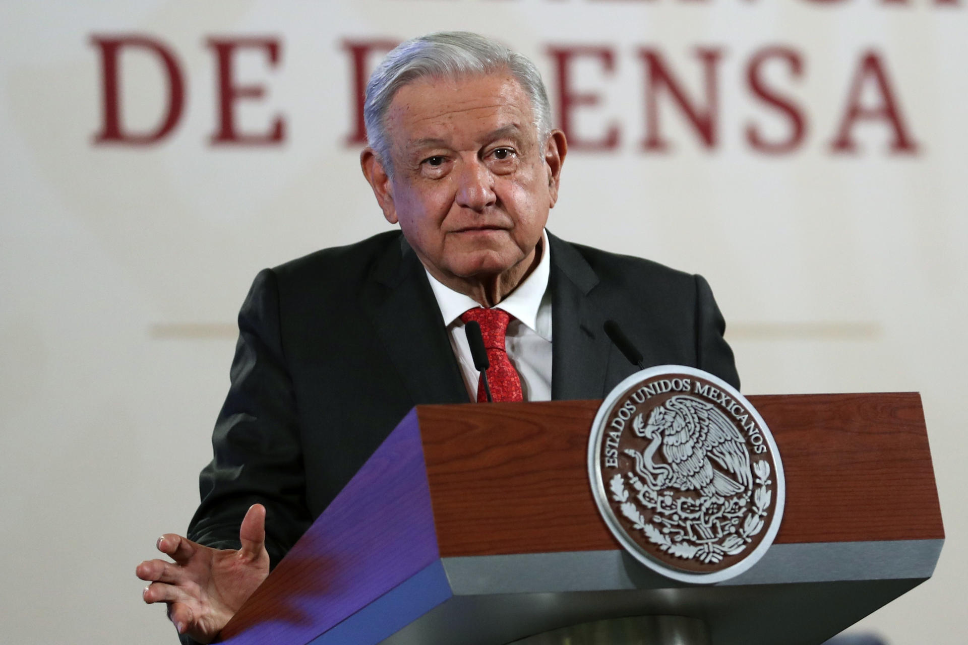 El presidente de México, Andrés Manuel López Obrador, habla hoy durante su conferencia de prensa matutina, en el Palacio Nacional en Ciudad de México (México). EFE/Sáshenka Gutiérrez