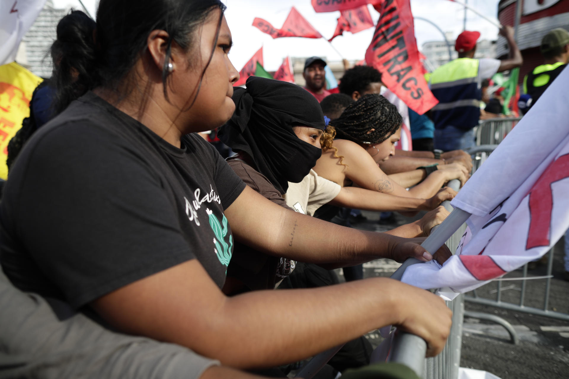 Decenas de ciudadanos fueron registrados este lunes, 28 de agosto, durante una protesta en contra de un nuevo contrato en favor de la subsidiaria en Panamá de la minera canadiense First Quantum Minerals, frente a La Asamblea Nacional (Parlamento), en Ciudad de Panamá (Panamá). EFE/Bienvenido Velasco