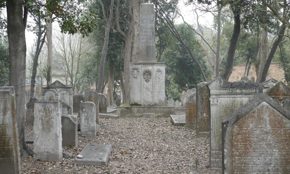 El antiguo cementerio hebreo del Lido, construido en el siglo XIV, en pleno apogeo político, económico y cultural de la poderosa República veneciana, ha decidido abrir sus puertas para mostrar los secretos de un lugar lleno de encanto y memoria que es un pedazo de historia de la ciudad de los canales. Con unas 1.700 lápidas, aunque se han hallado restos de antiguas tumbas debajo de las que se ven, el cementerio fue utilizado a lo largo de los siglos para el acuartelamiento de tropas y hasta de cantera para cañones, además de servir de inspiración a poetas del XIX como Goethe, Byron y Shelley, antes de caer en el olvido. EFE/ Opera Laboratori **SOLO USO EDITORIAL / SOLO DISPONIBLE PARA ILUSTRAR LA NOTICIA QUE ACOMPAÑA (CRÉDITO OBLIGATORIO)**