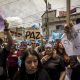 Manifestantes sostienen carteles durante una protesta frente a la sede del Ministerio Público hoy, en Ciudad de Guatemala (Guatemala). EFE/Esteban Biba