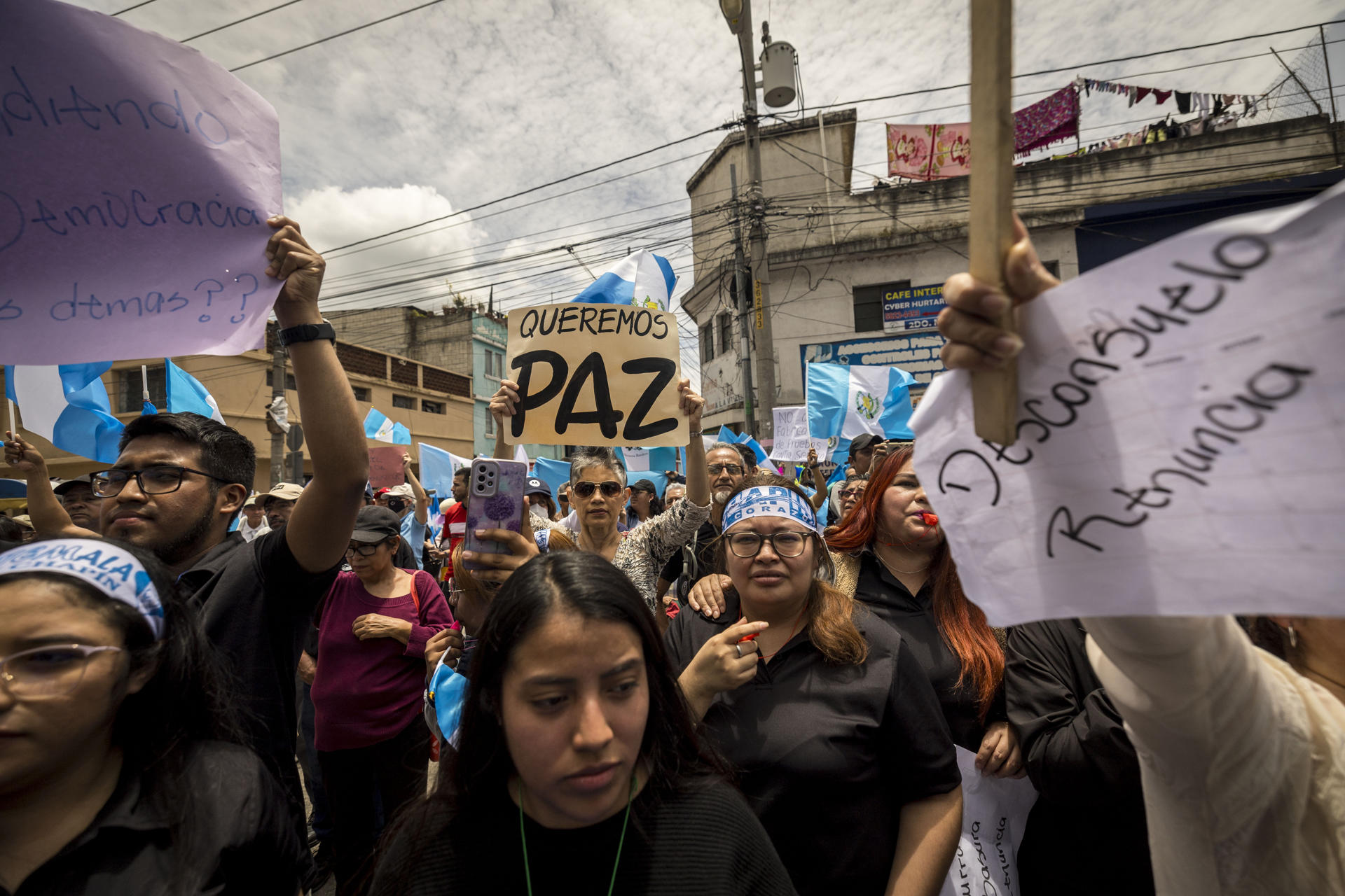 Manifestantes sostienen carteles durante una protesta frente a la sede del Ministerio Público hoy, en Ciudad de Guatemala (Guatemala). EFE/Esteban Biba