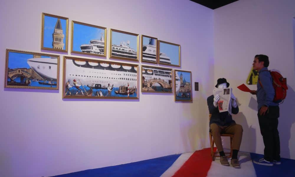 Visitantes observan obras del artista británico Banksy, durante la exposición "El Arte de Banksy: sin límites" hoy, en la ciudad de Guadalajara (México). EFE/ Francisco Guasco