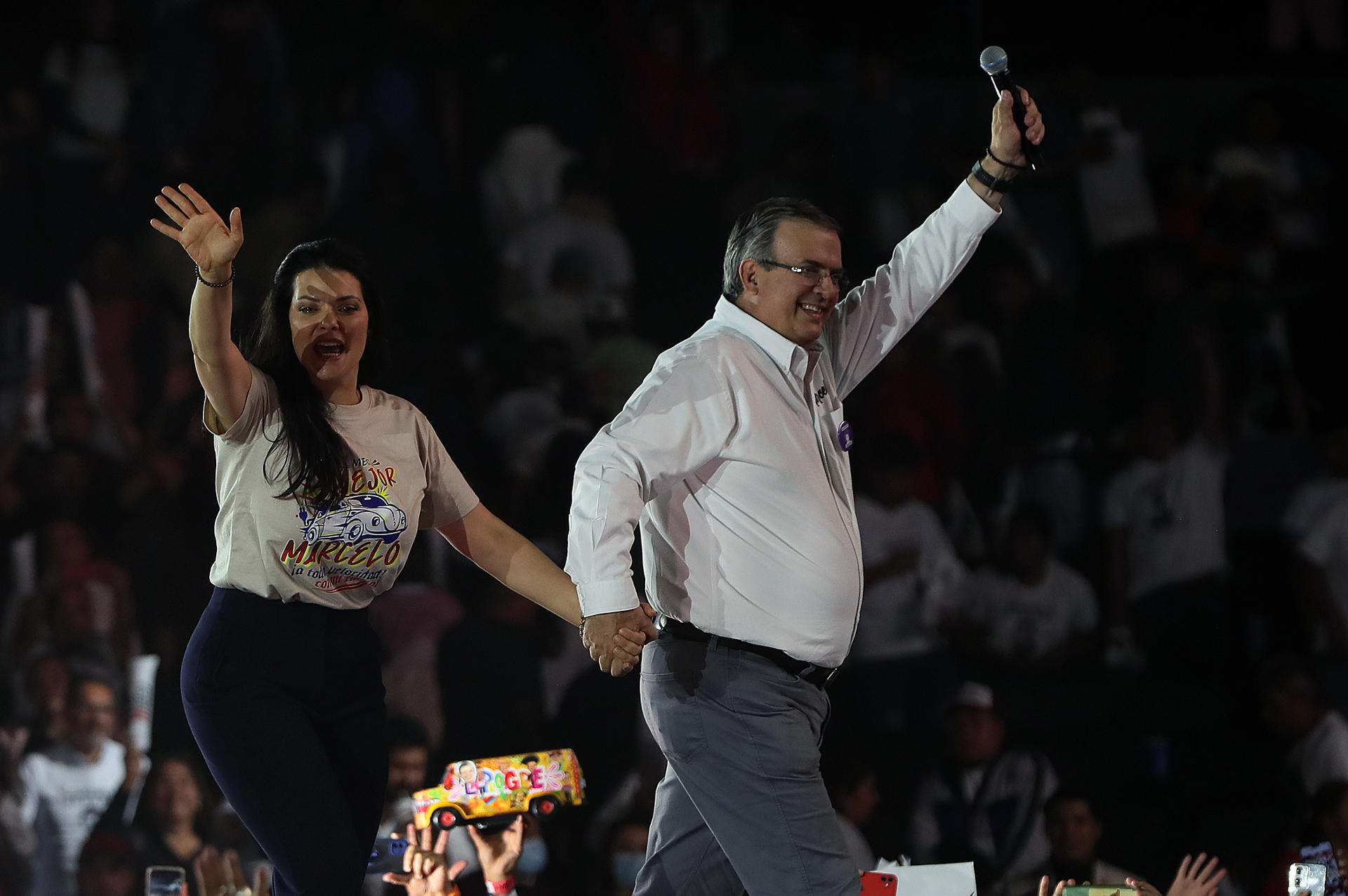 El excanciller mexicano y candidato presidencial del oficialismo Marcelo Ebrard y su esposa Rosalinda Bueso saludan durante el cierre de gira política, hoy, en La Arena de Ciudad de México (México). EFE/Mario Guzmán