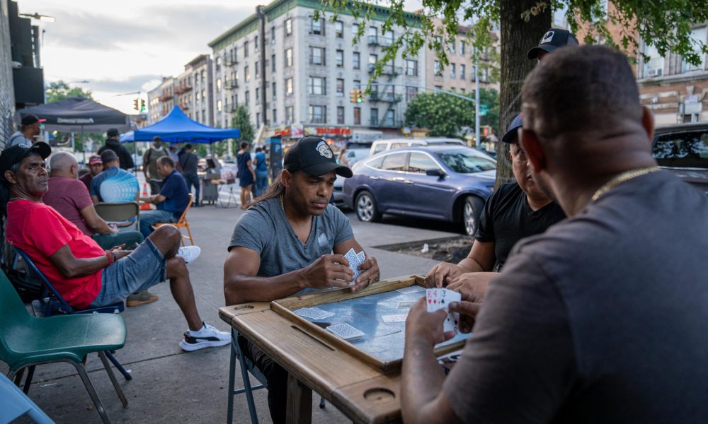 Un grupo de personas juega cartas en la calle 190 de St. Nicholas, un sector conocido como la Pequeña Dominicana, el 8 de agosto de 2023, en Nueva York (EE.UU.). EFE/ Ángel Colmenares