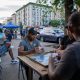 Un grupo de personas juega cartas en la calle 190 de St. Nicholas, un sector conocido como la Pequeña Dominicana, el 8 de agosto de 2023, en Nueva York (EE.UU.). EFE/ Ángel Colmenares