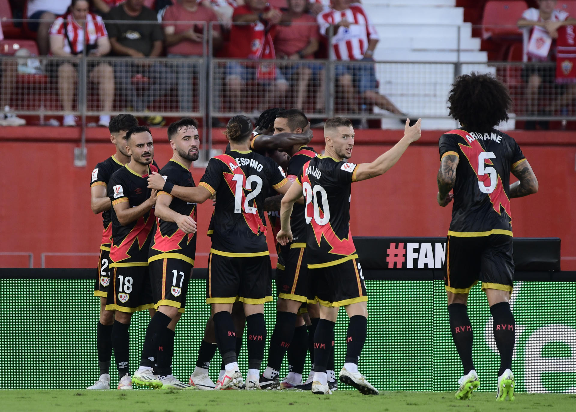 Los jugadores del Rayo Vallecano celebran el segundo gol de su equipo durante el partido de LaLiga entre el Almería y el Rayo Vallecano, este viernes en el Power Horse Stadium de Almería. EFE / Carlos Barba